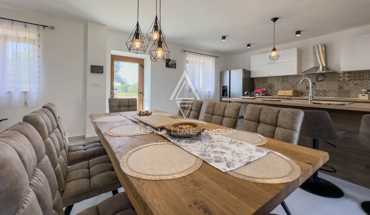 Istra, Svetvinčenat: Kamnita hiša z bazenom