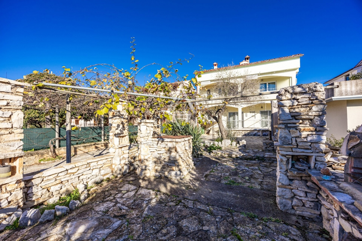 Istra, Rovinj, Prostorno stanovanje s teraso in vrtom na prodaj