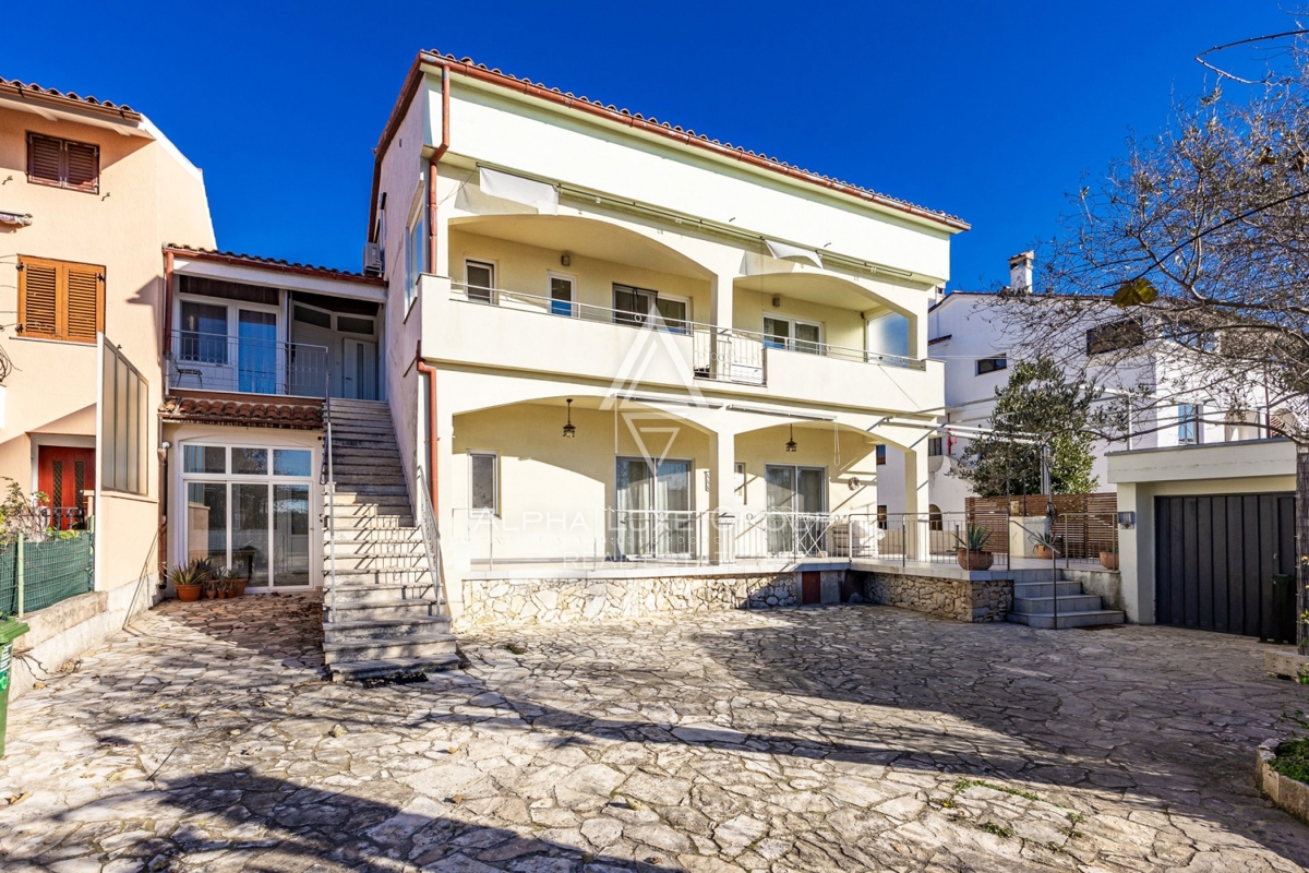 Istra, Rovinj, Prostorno stanovanje s teraso in vrtom na prodaj