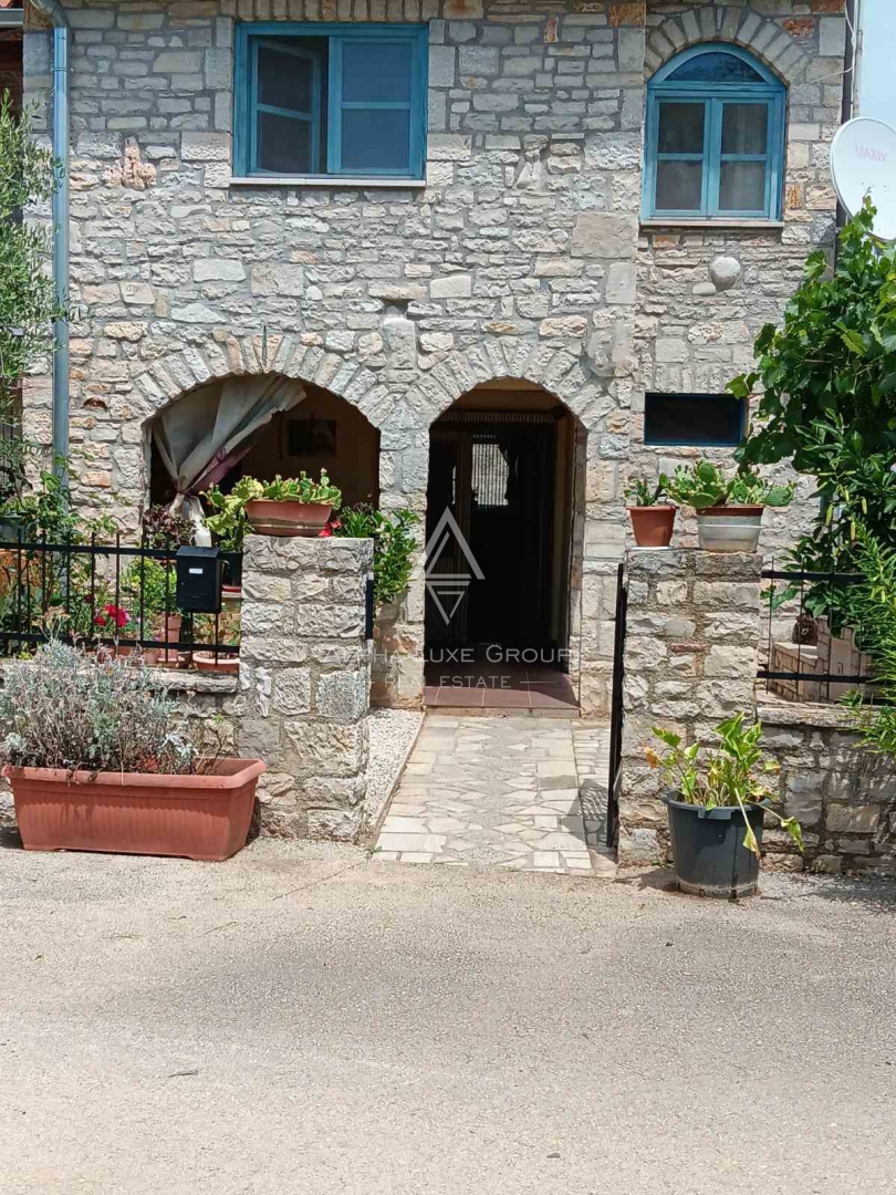 Istra, Poreč, Tradicionalna kamnita vrstna hiša naprodaj