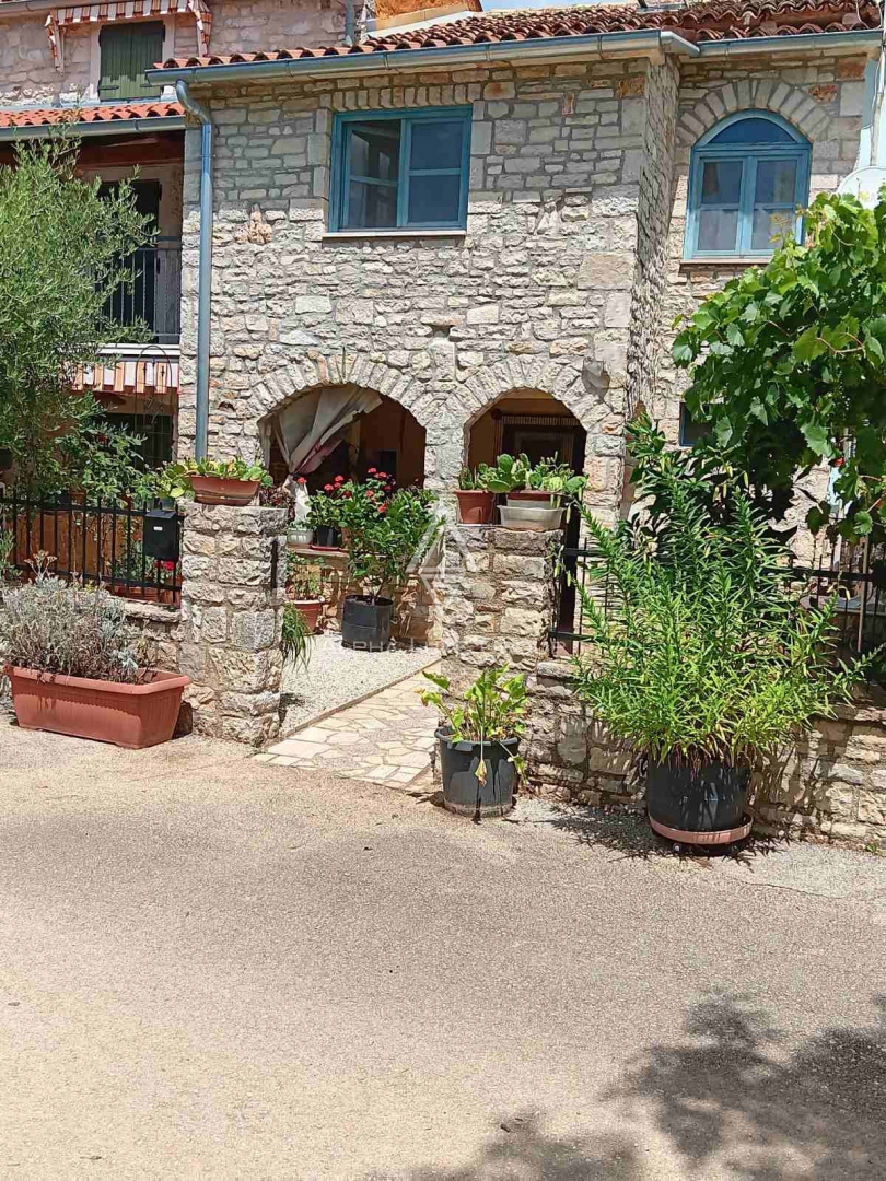 Istra, Poreč, Tradicionalna kamnita vrstna hiša naprodaj