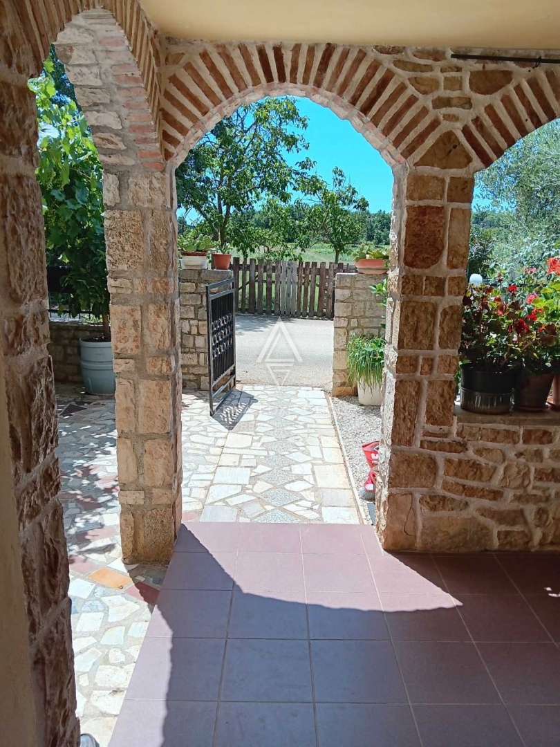Istra, Poreč, Tradicionalna kamnita vrstna hiša naprodaj