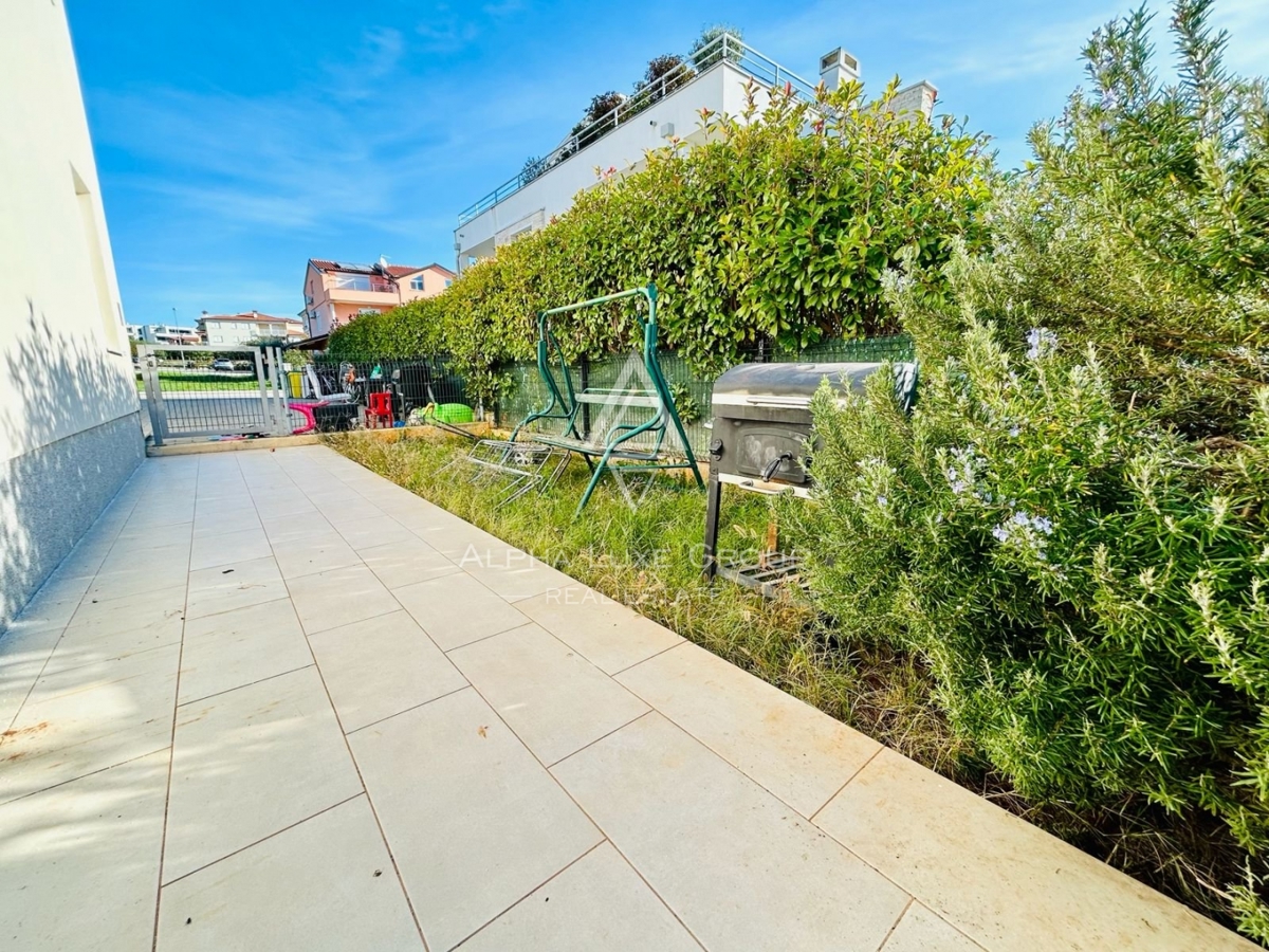 Istra, Novigrad, Stanovanje v pritličju z velikim zasebnim dvoriščem