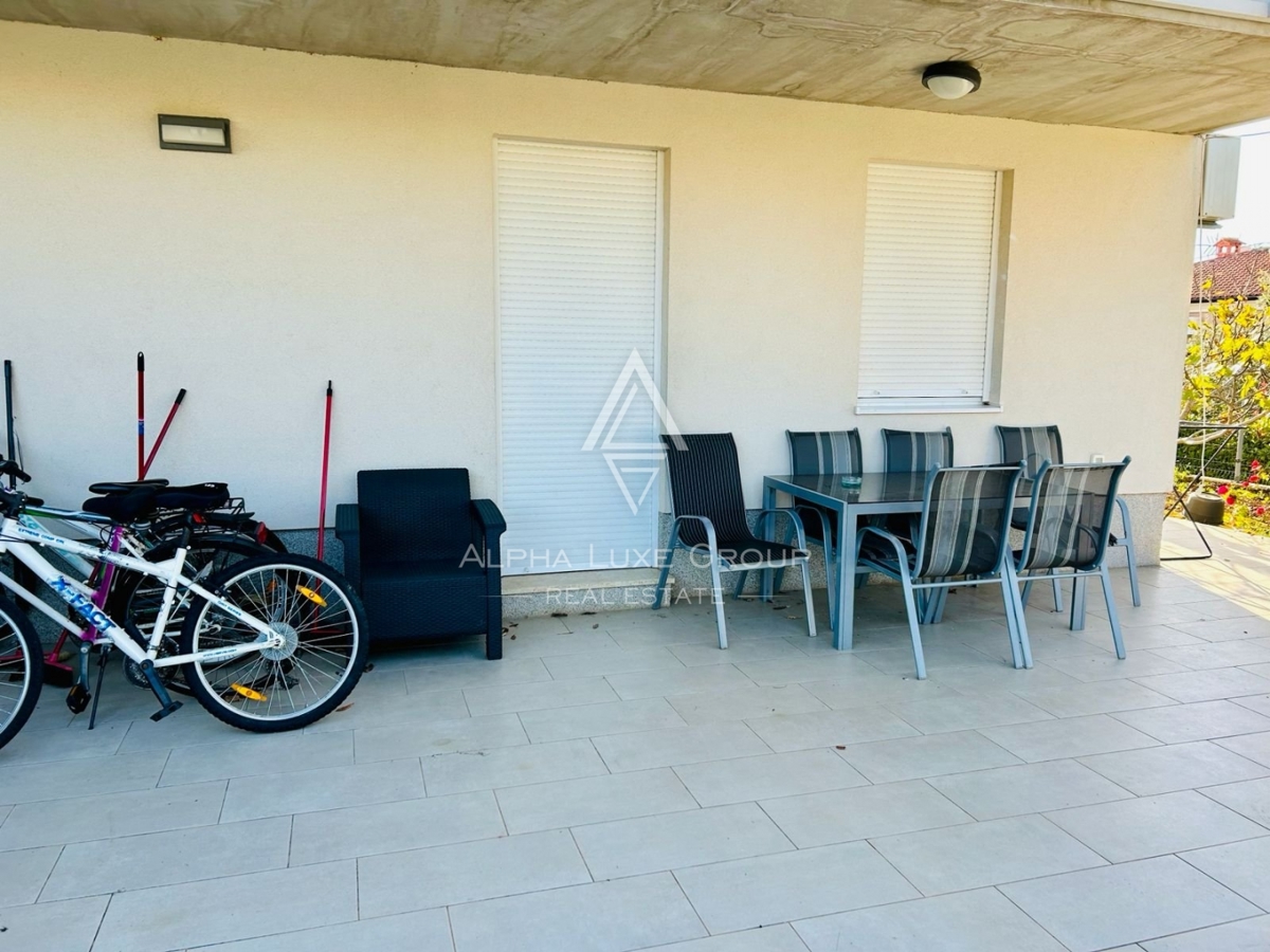 Istra, Novigrad, Stanovanje v pritličju z velikim zasebnim dvoriščem