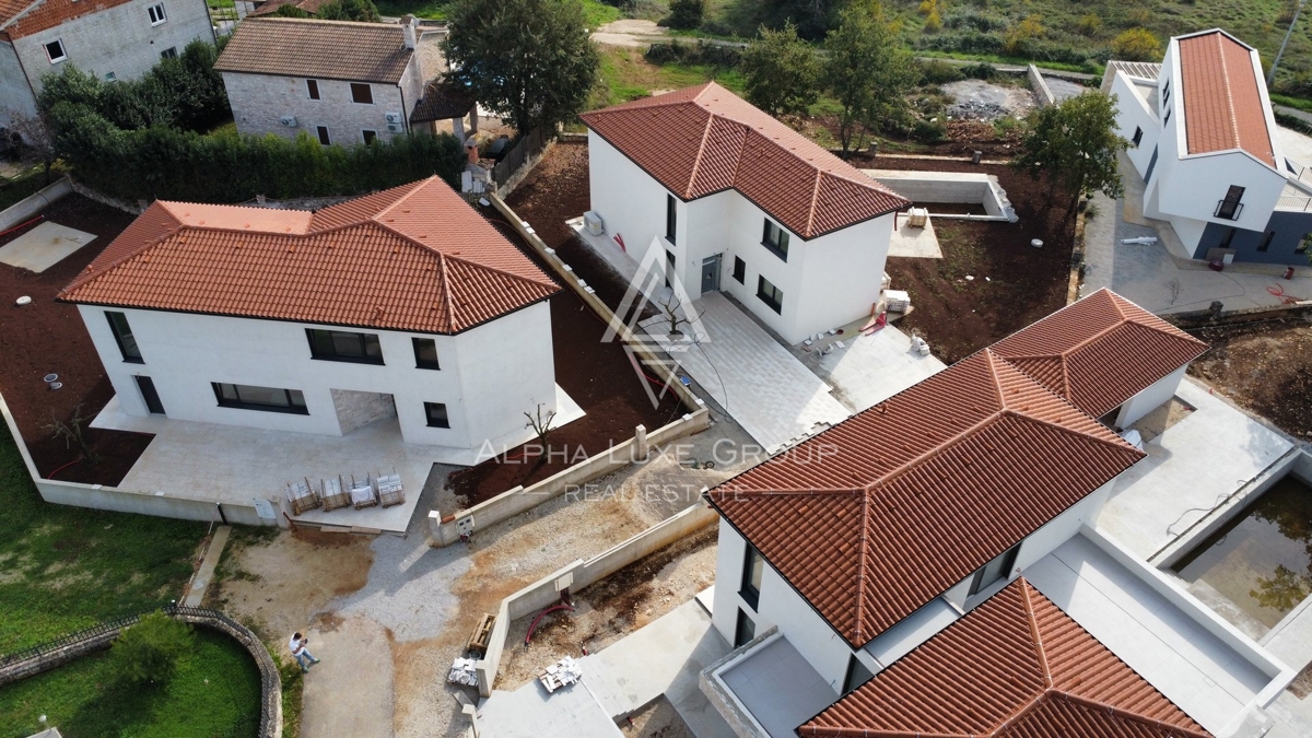 Istra, Sv. Lovreč, Moderna visokokakovostna vila z bazenom in sredozemskim vrtom