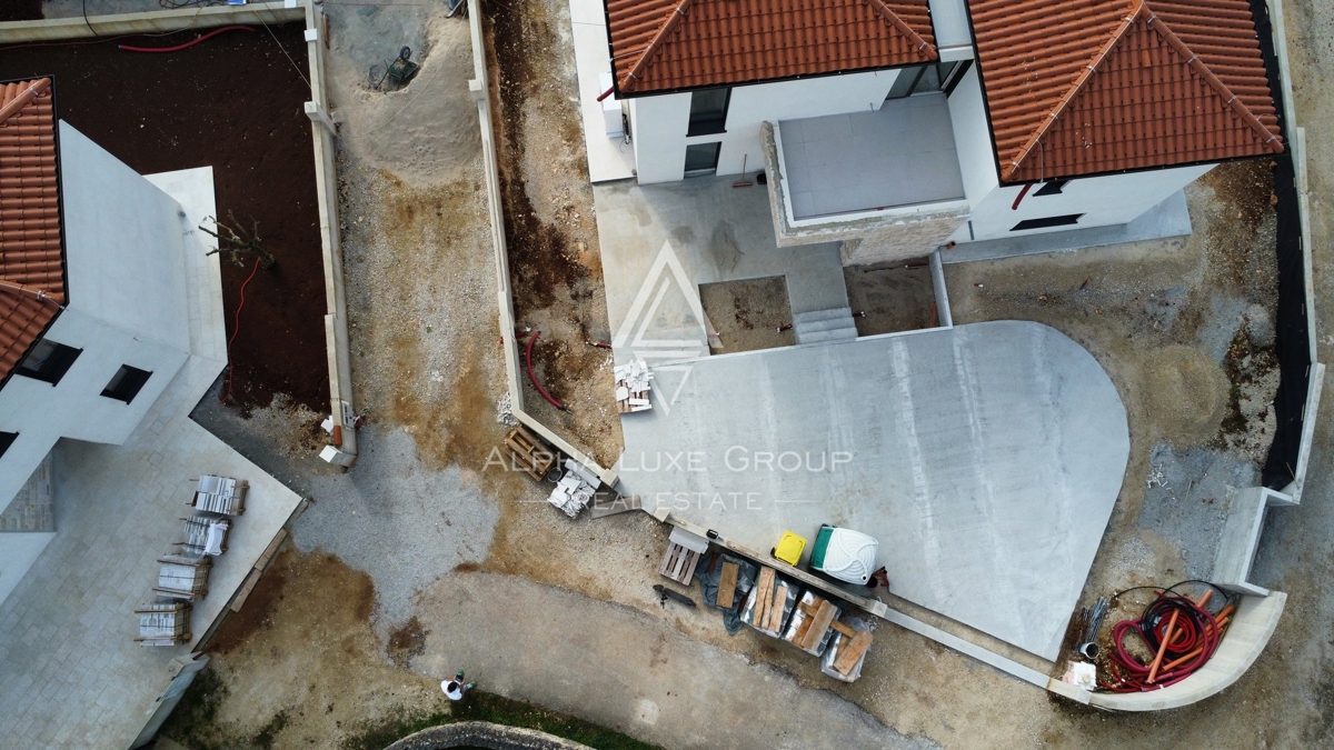 Istra, Sv. Lovreč, Moderna visokokakovostna vila z bazenom in sredozemskim vrtom