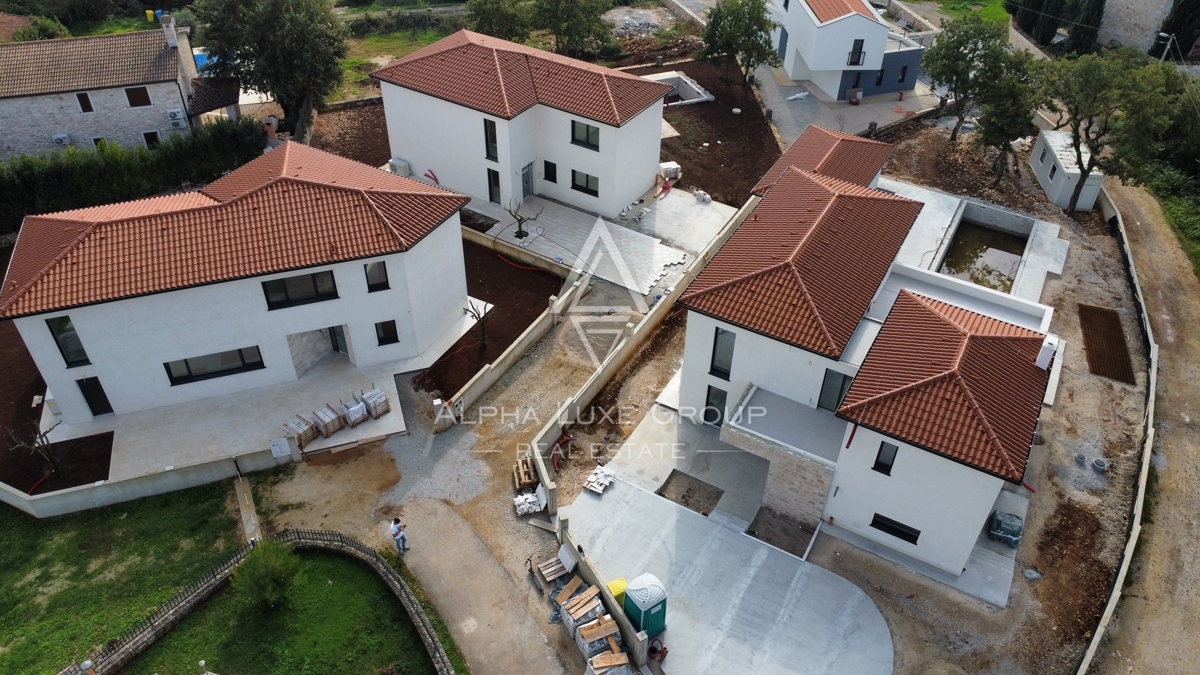 Istra, Sv. Lovreč, Moderna visokokakovostna vila z bazenom in sredozemskim vrtom