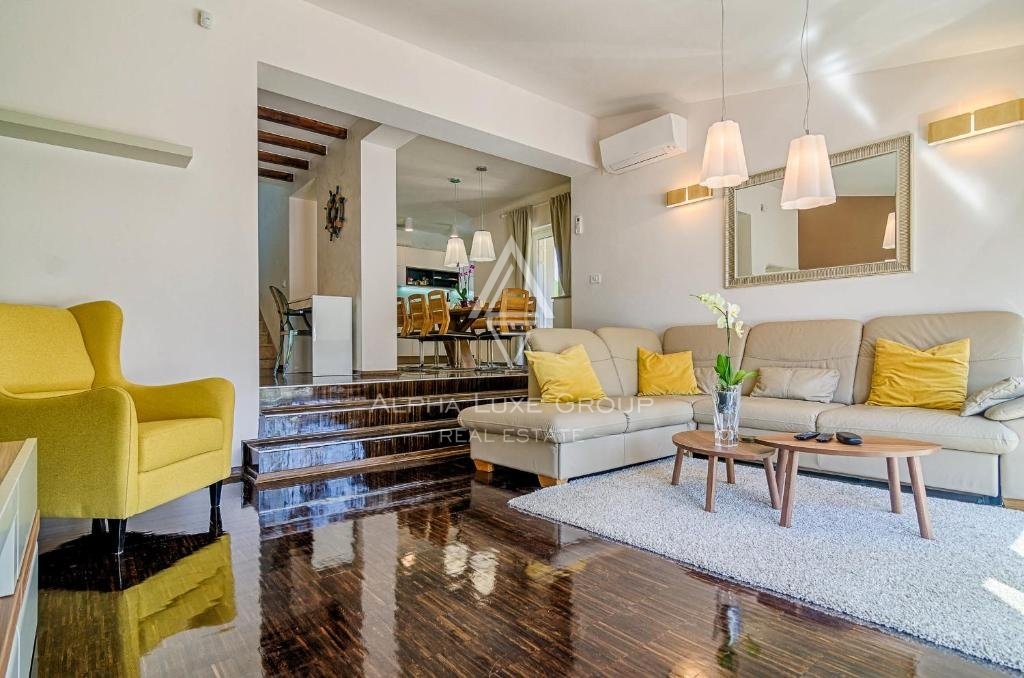 Fažana - Osuupljiva moderna vila s prostornim vrtom naprodaj