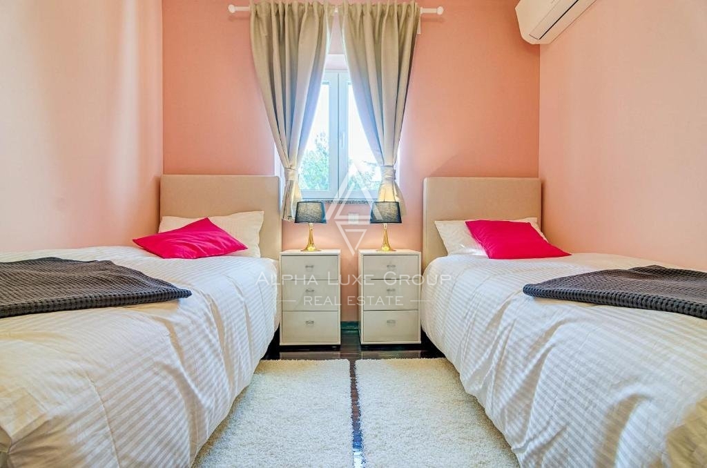Fažana - Osuupljiva moderna vila s prostornim vrtom naprodaj