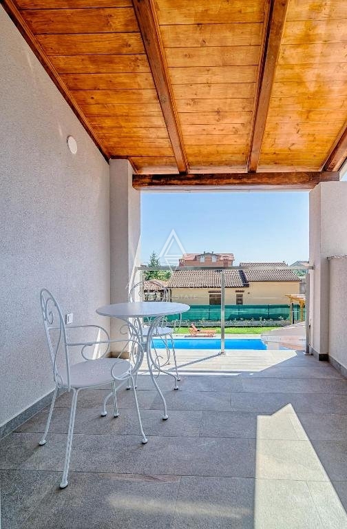 Fažana - Osuupljiva moderna vila s prostornim vrtom naprodaj