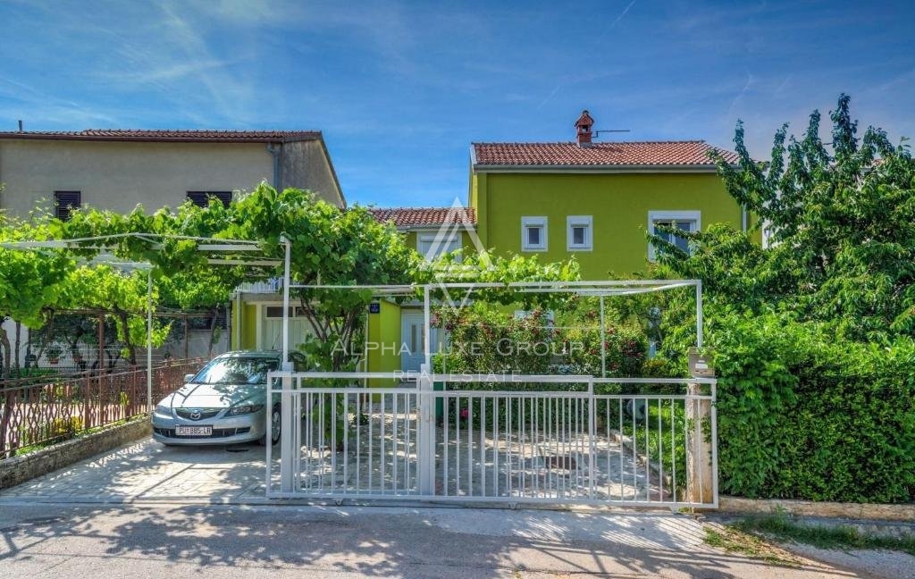 Pula, Istra: Prostorna družinska hiša v Valdebeku z bazenom