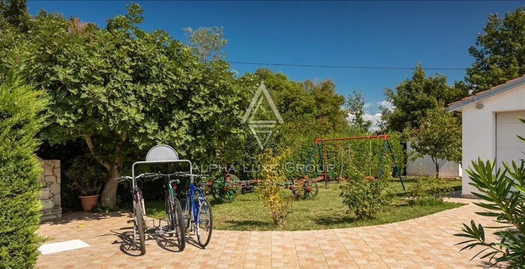Poreč - Razkošna Hiša s Zasebnim Bazénom Naprodaj