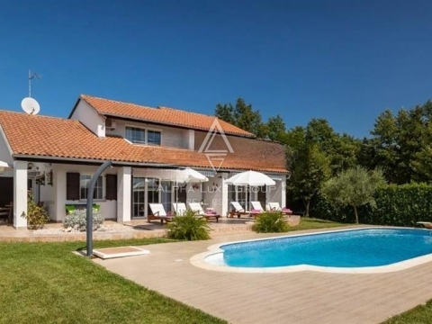 Poreč - Razkošna Hiša s Zasebnim Bazénom Naprodaj