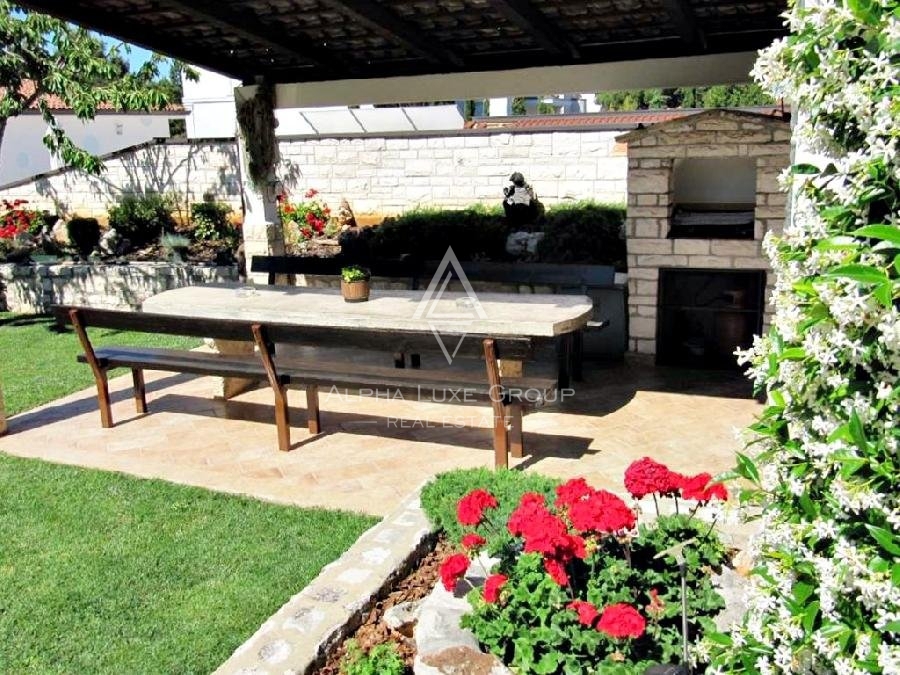 Istrska kamnita hiša s čudovitim vrtom, locirana prva vrsta do morja, Umag, ISTRA