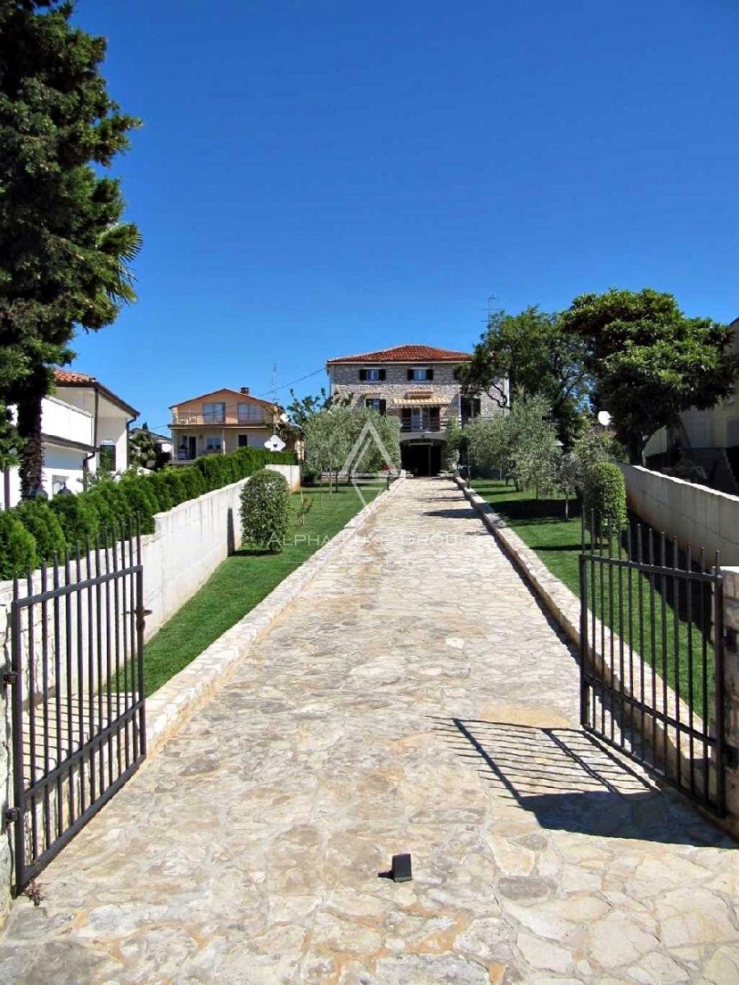 Istrska kamnita hiša s čudovitim vrtom, locirana prva vrsta do morja, Umag, ISTRA