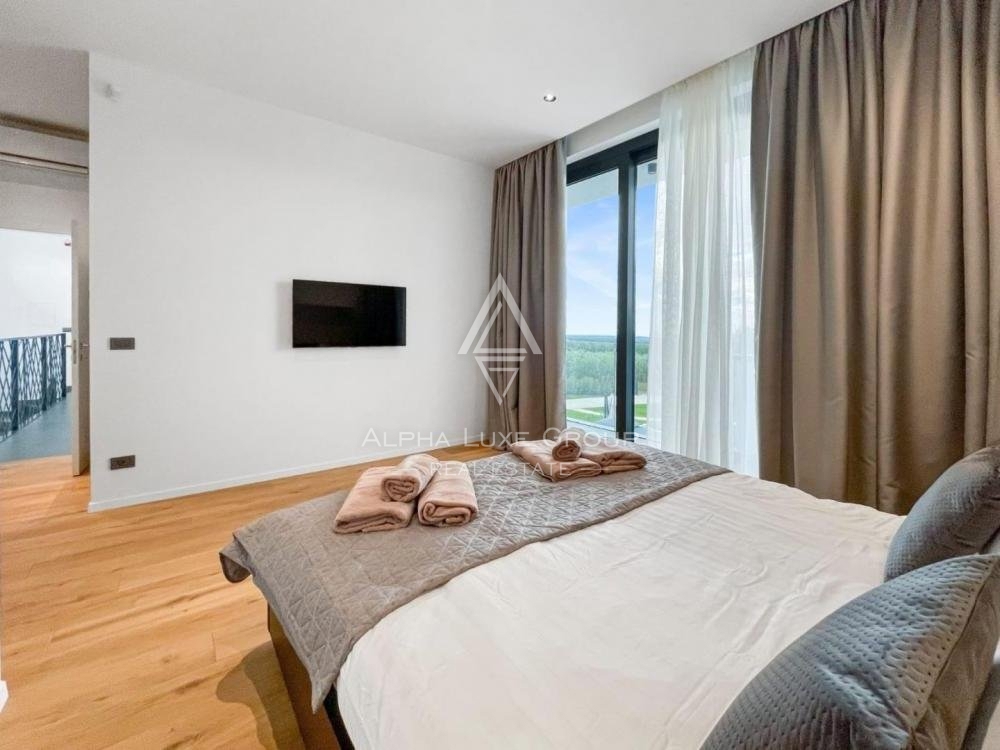 Moderna vila z bazenom obdana z zelenjem in pogledom na morje, Istra, Poreč