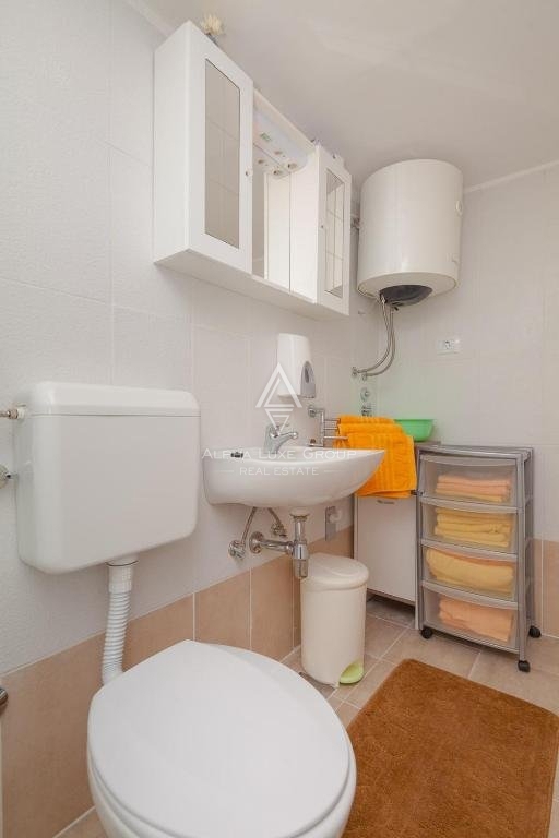 Hiša s štirimi stanovanjskimi enotami ob morju, Istra, Medulin