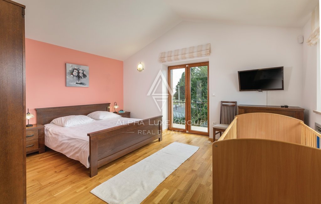 Kamnita vila z urejenim vrtom in bazenom, Istra, Marčana