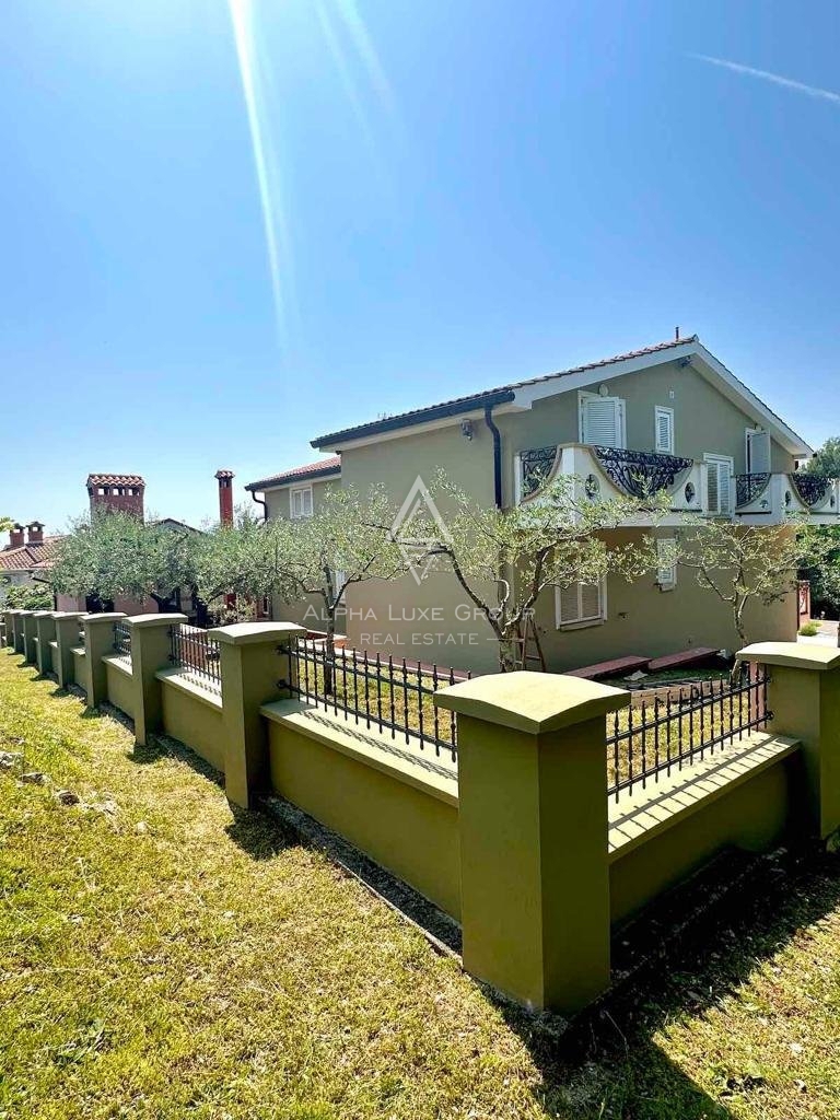 ALPHA LUXE GROUP, Prodamo prostorno vilo v bližini Poreča, panoramski pogled na morje.
