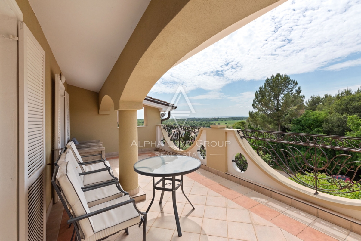 ALPHA LUXE GROUP, Prodamo prostorno vilo v bližini Poreča, panoramski pogled na morje.