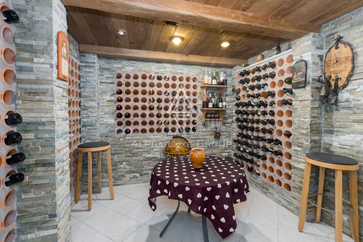 ALPHA LUXE GROUP, Prodamo prostorno vilo v bližini Poreča, panoramski pogled na morje.