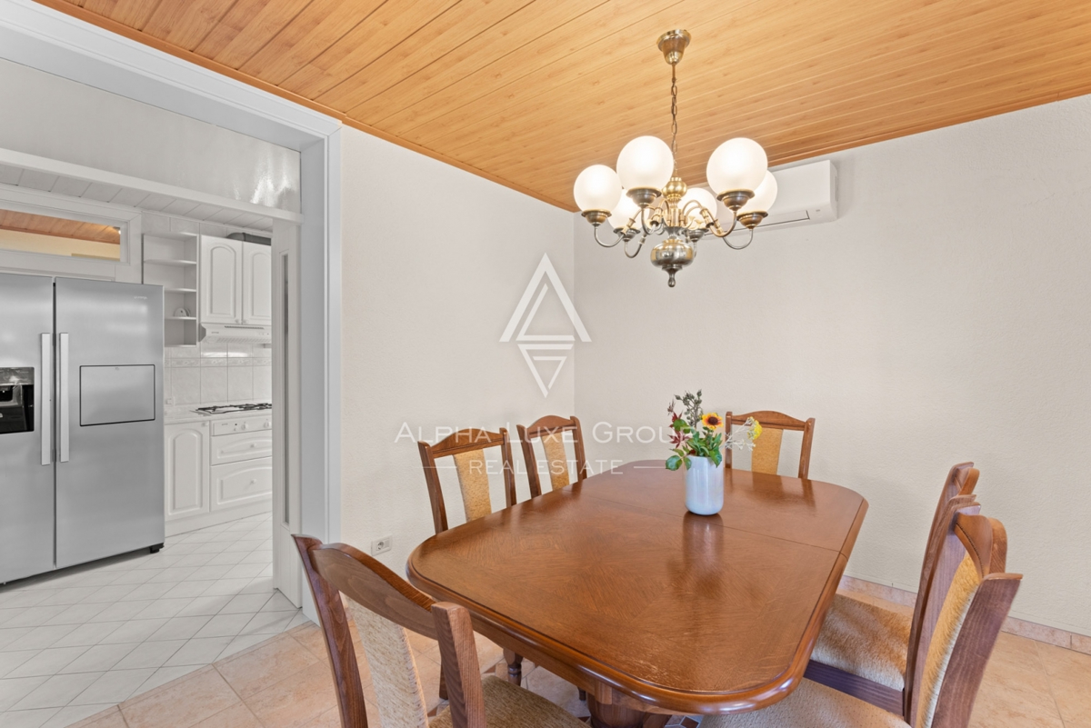 ALPHA LUXE GROUP, Prodamo prostorno vilo v bližini Poreča, panoramski pogled na morje.