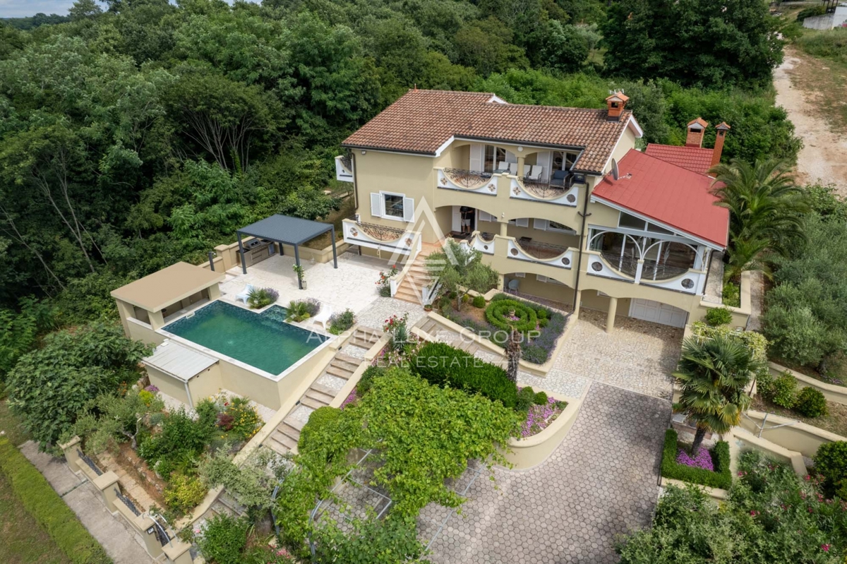 ALPHA LUXE GROUP, Prodamo prostorno vilo v bližini Poreča, panoramski pogled na morje.