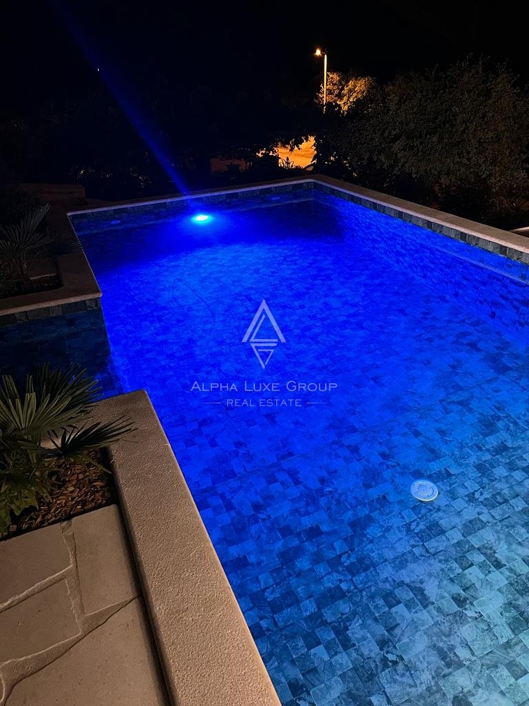 ALPHA LUXE GROUP, Prodamo prostorno vilo v bližini Poreča, panoramski pogled na morje.