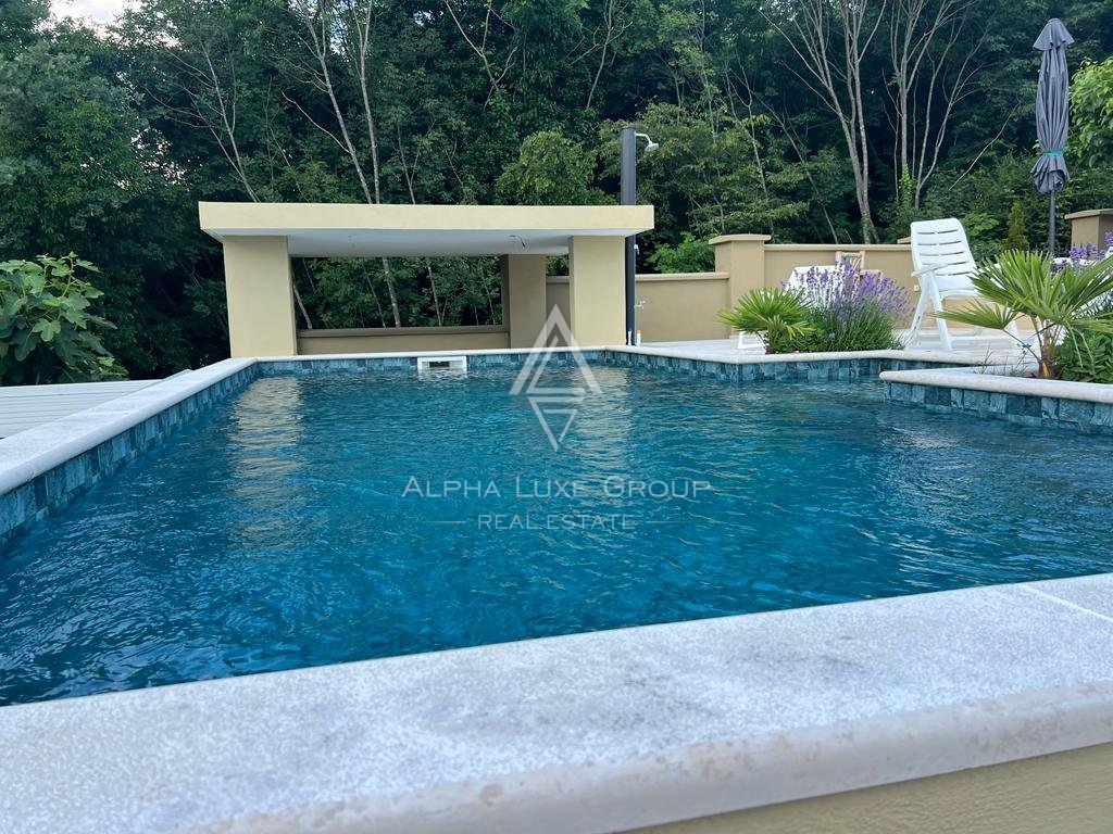 ALPHA LUXE GROUP, Prodamo prostorno vilo v bližini Poreča, panoramski pogled na morje.