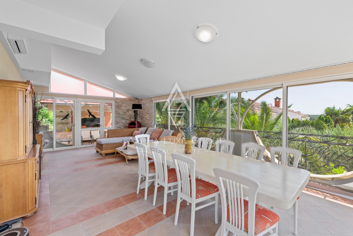 ALPHA LUXE GROUP, Prodamo prostorno vilo v bližini Poreča, panoramski pogled na morje.