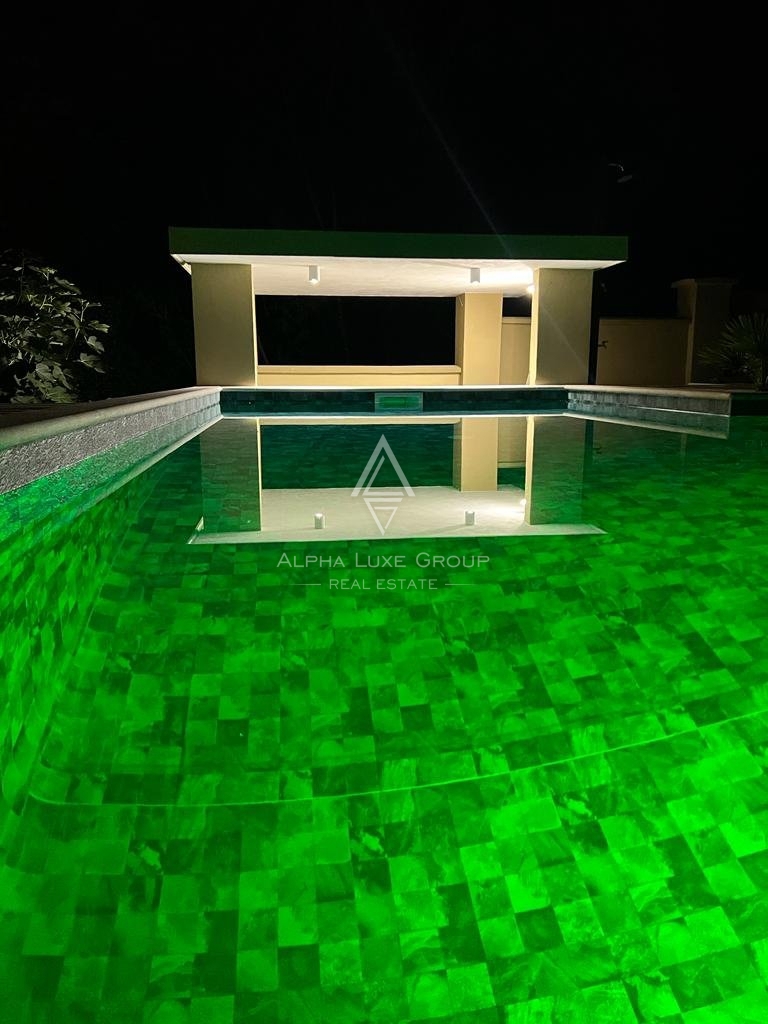 ALPHA LUXE GROUP, Prodamo prostorno vilo v bližini Poreča, panoramski pogled na morje.