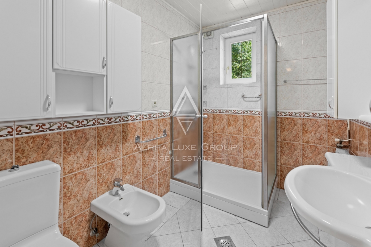 ALPHA LUXE GROUP, Prodamo prostorno vilo v bližini Poreča, panoramski pogled na morje.