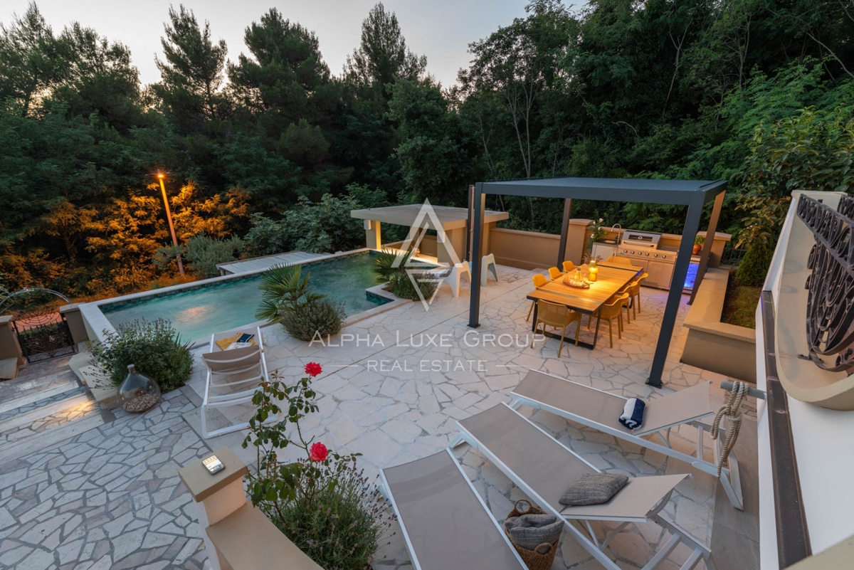 ALPHA LUXE GROUP, Prodamo prostorno vilo v bližini Poreča, panoramski pogled na morje.