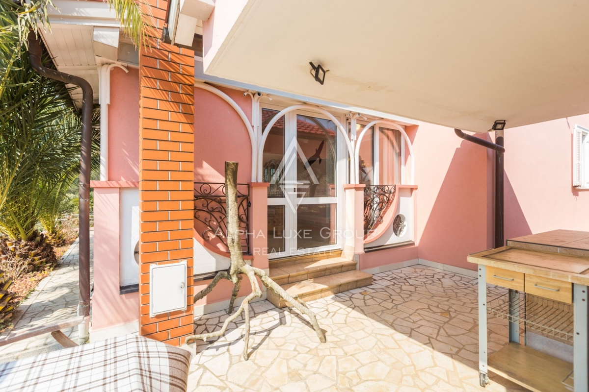 ALPHA LUXE GROUP, Prodamo prostorno vilo v bližini Poreča, panoramski pogled na morje.