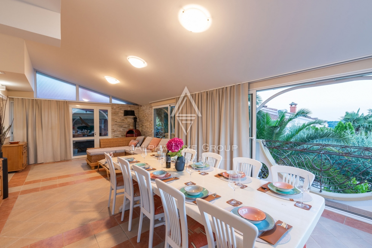 ALPHA LUXE GROUP, Prodamo prostorno vilo v bližini Poreča, panoramski pogled na morje.