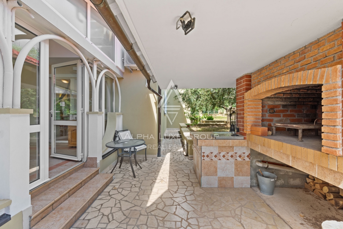 ALPHA LUXE GROUP, Prodamo prostorno vilo v bližini Poreča, panoramski pogled na morje.