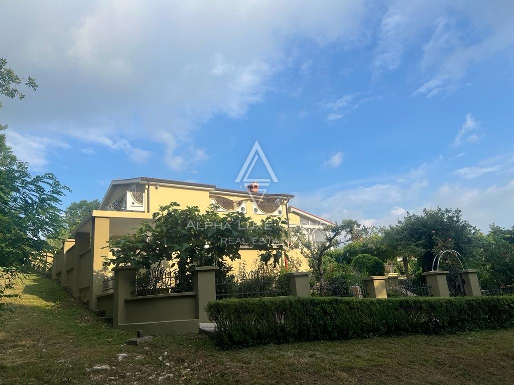 ALPHA LUXE GROUP, Prodamo prostorno vilo v bližini Poreča, panoramski pogled na morje.