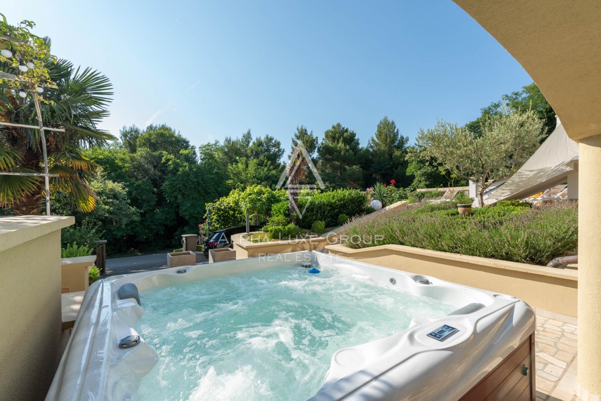 ALPHA LUXE GROUP, Prodamo prostorno vilo v bližini Poreča, panoramski pogled na morje.