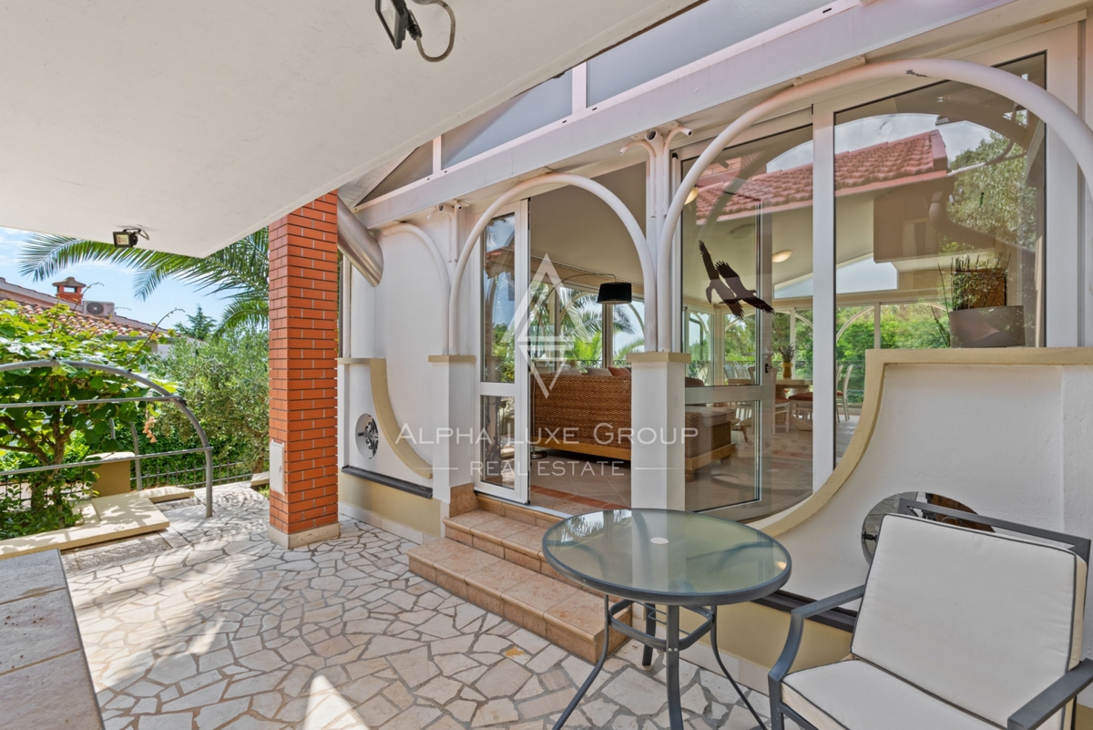 ALPHA LUXE GROUP, Prodamo prostorno vilo v bližini Poreča, panoramski pogled na morje.