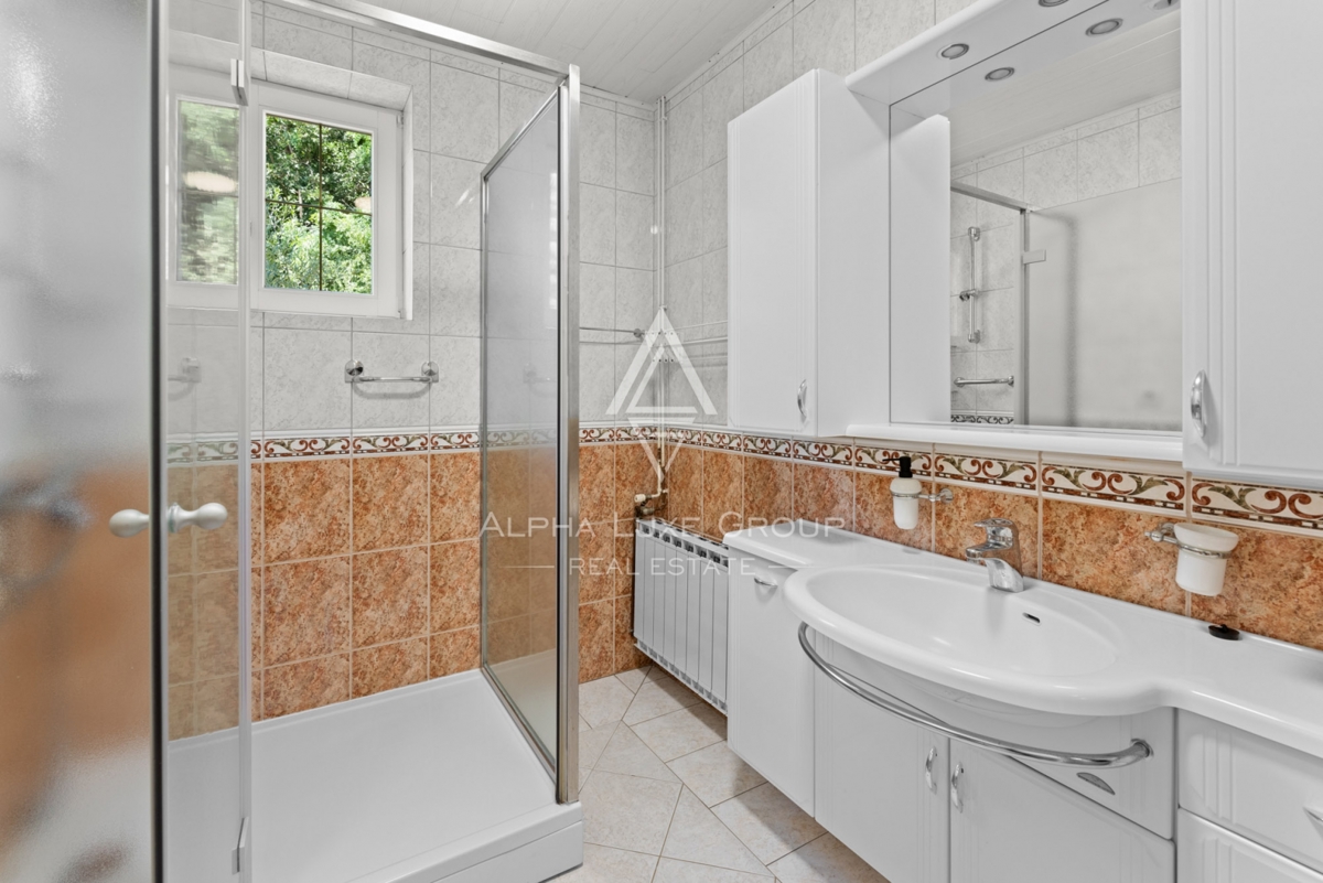 ALPHA LUXE GROUP, Prodamo prostorno vilo v bližini Poreča, panoramski pogled na morje.