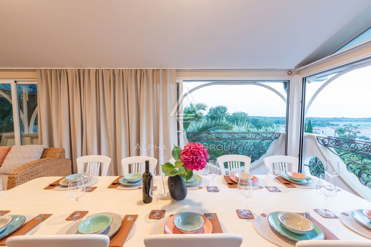 ALPHA LUXE GROUP, Prodamo prostorno vilo v bližini Poreča, panoramski pogled na morje.