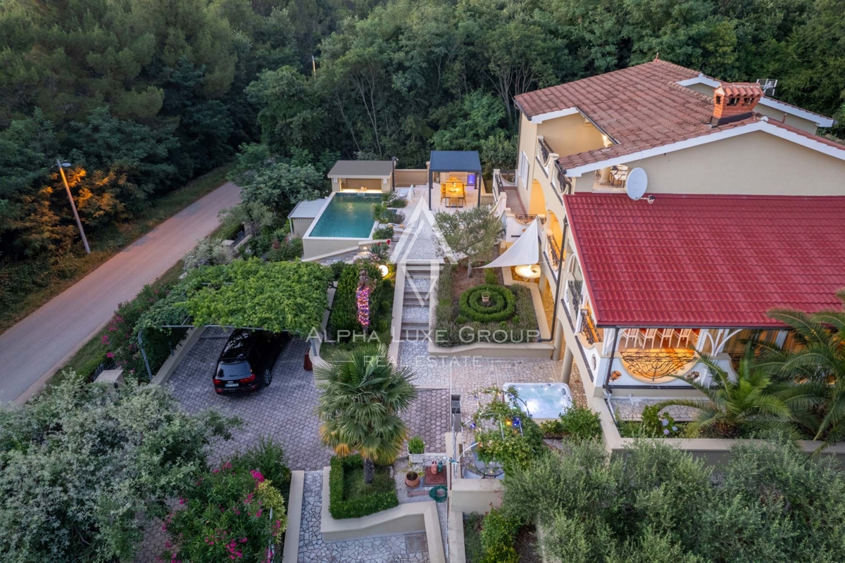 ALPHA LUXE GROUP, Prodamo prostorno vilo v bližini Poreča, panoramski pogled na morje.