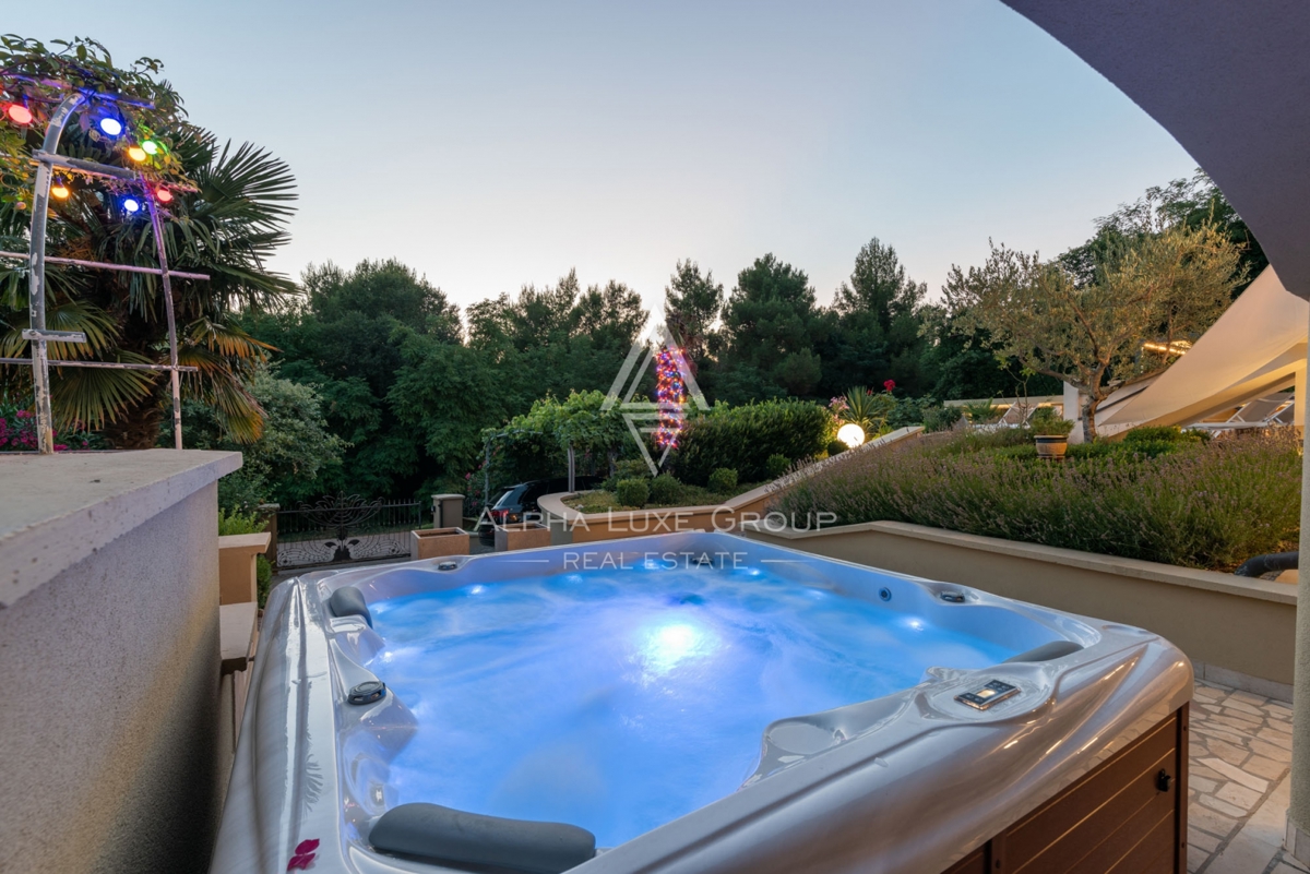 ALPHA LUXE GROUP, Prodamo prostorno vilo v bližini Poreča, panoramski pogled na morje.