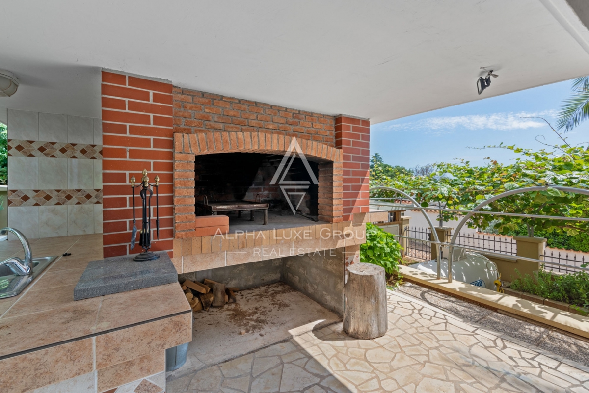 ALPHA LUXE GROUP, Prodamo prostorno vilo v bližini Poreča, panoramski pogled na morje.