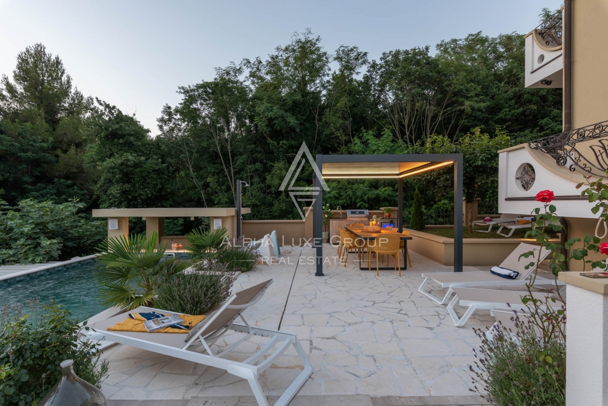 ALPHA LUXE GROUP, Prodamo prostorno vilo v bližini Poreča, panoramski pogled na morje.