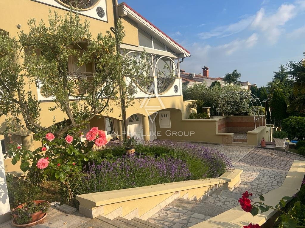 ALPHA LUXE GROUP, Prodamo prostorno vilo v bližini Poreča, panoramski pogled na morje.