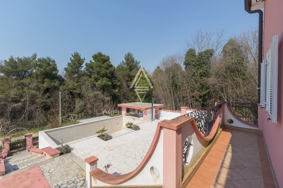 ALPHA LUXE GROUP, Prodamo prostorno vilo v bližini Poreča, panoramski pogled na morje.