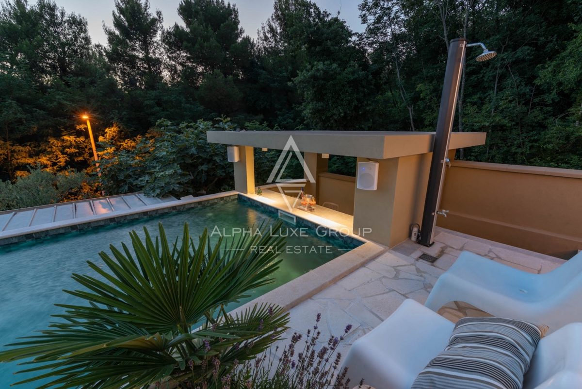 ALPHA LUXE GROUP, Prodamo prostorno vilo v bližini Poreča, panoramski pogled na morje.