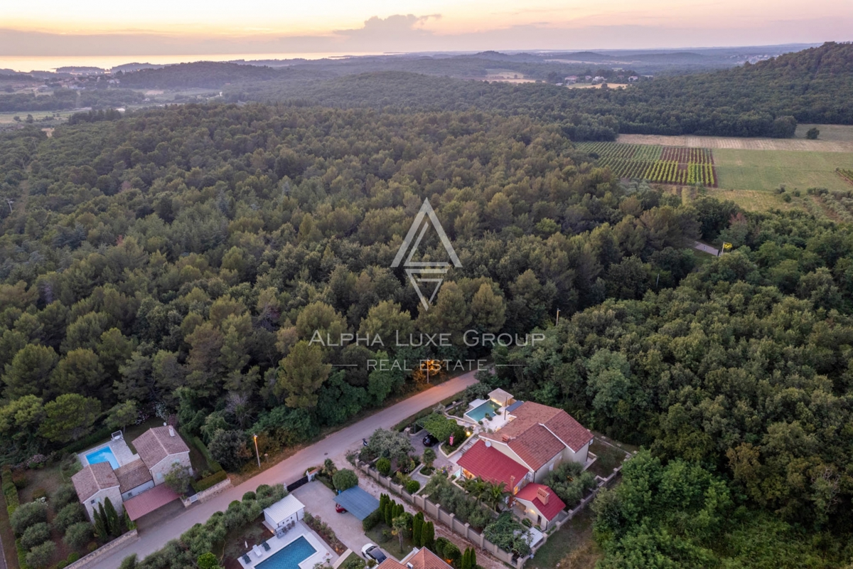 ALPHA LUXE GROUP, Prodamo prostorno vilo v bližini Poreča, panoramski pogled na morje.