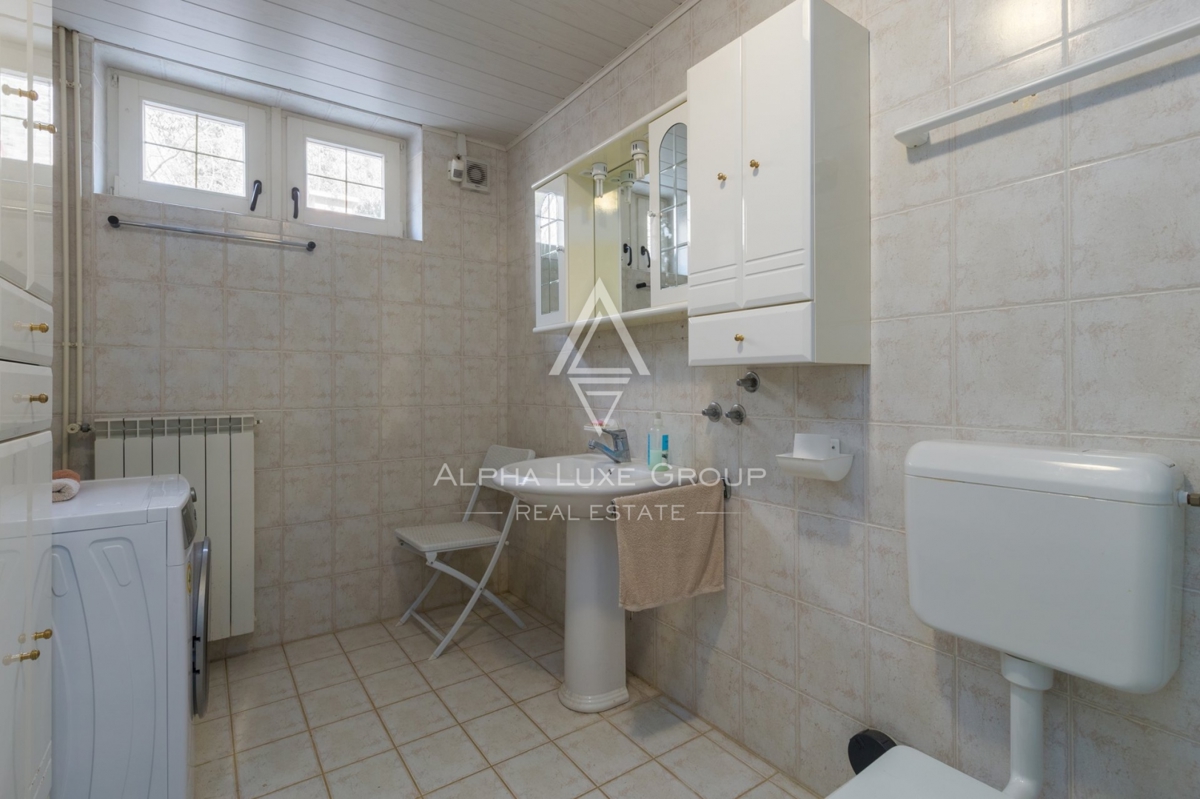 ALPHA LUXE GROUP, Prodamo prostorno vilo v bližini Poreča, panoramski pogled na morje.